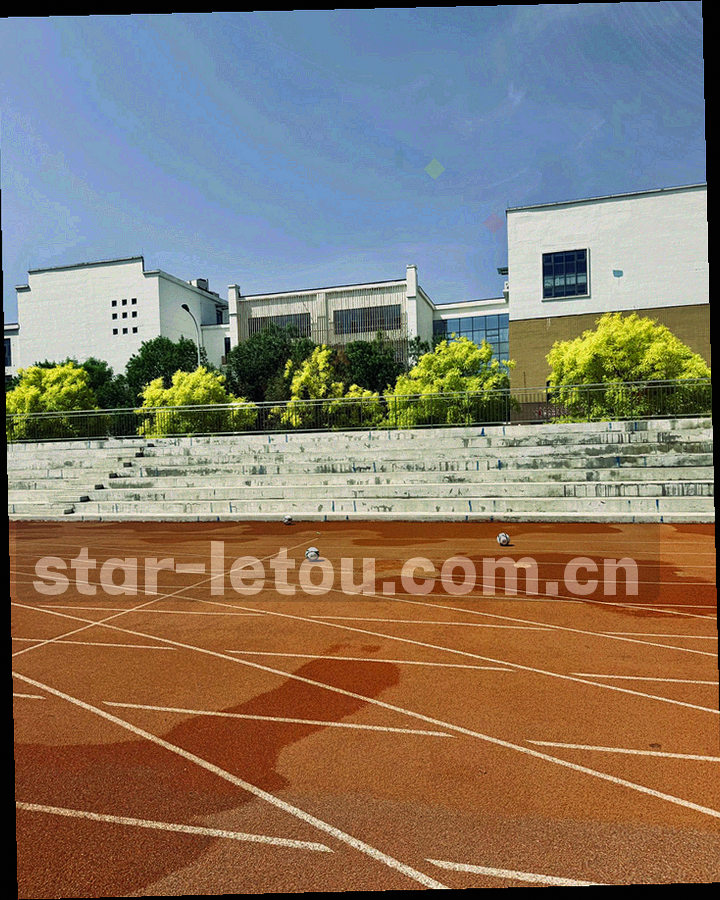 多层文件与编号标签纵向堆叠的静物画面，冷青与暖金双色光