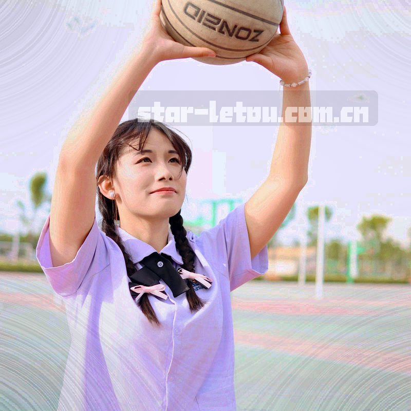 不同材质样本与标签卡片并排的静物画面，冷暖光分区